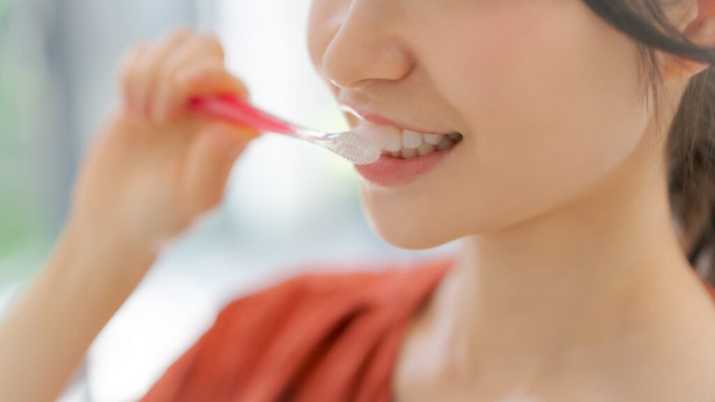 セラミックの歯を長く使い続けるために歯磨きを欠かさない女性