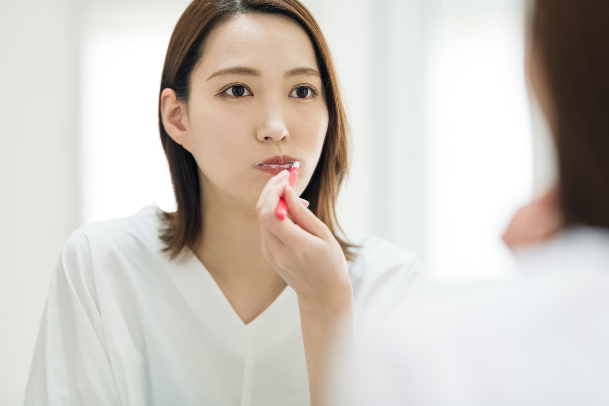 お口の健康を守るために歯みがきを徹底する女性
