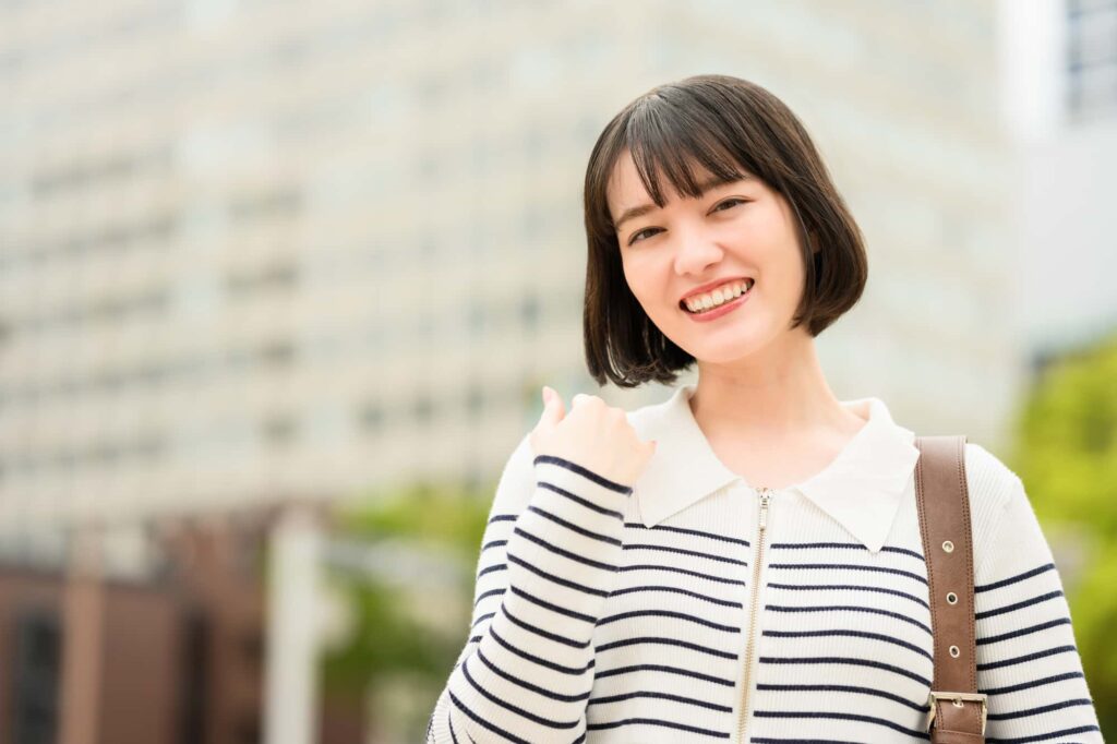 審美歯科の治療で美しい歯になって笑顔の女性