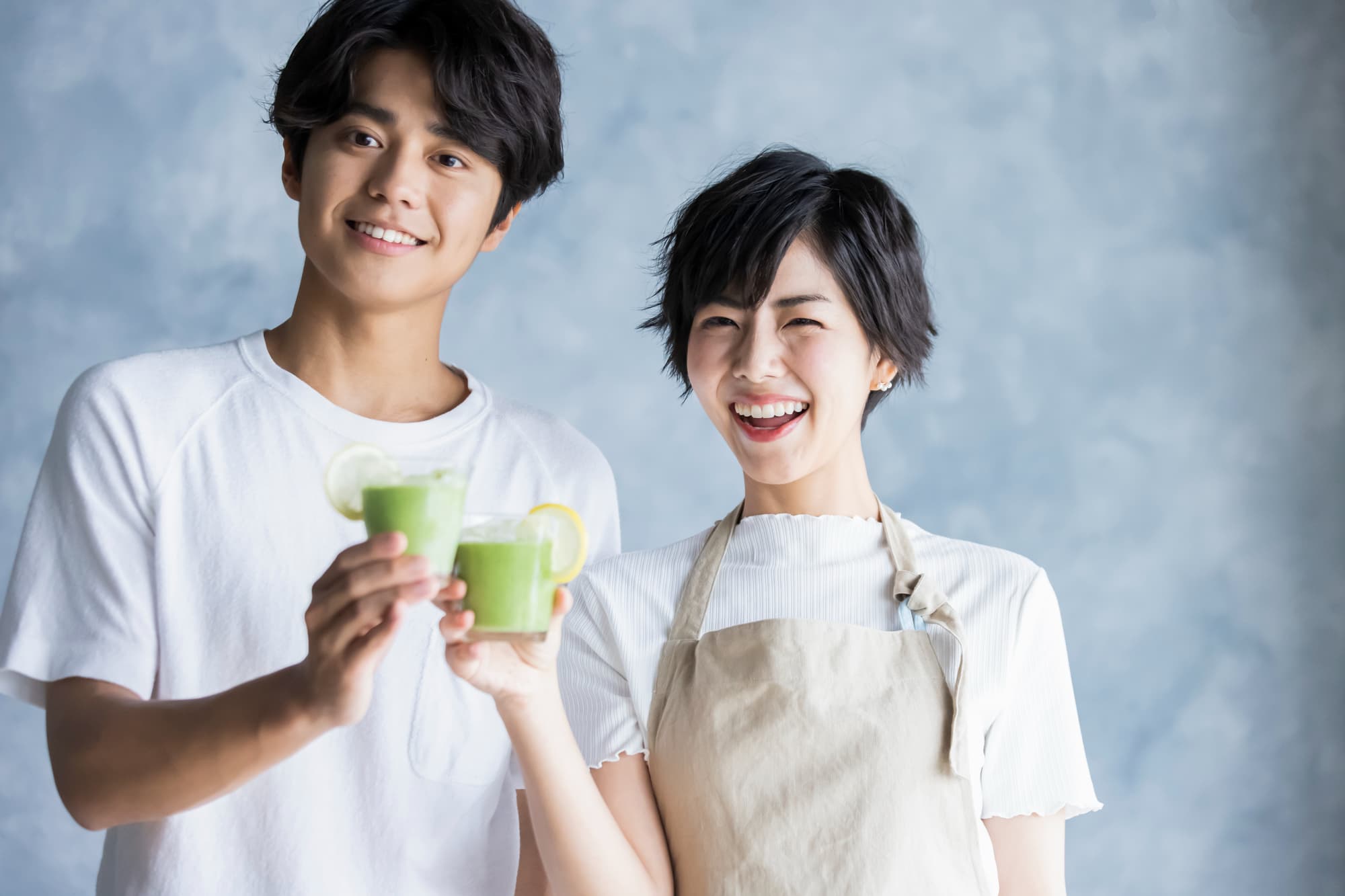予防歯科でお口の健康を守り笑顔で朝食をとる夫婦