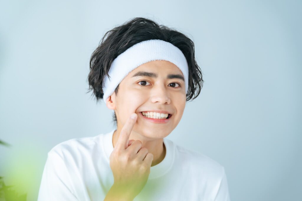 出っ歯を治して満足そうな男性