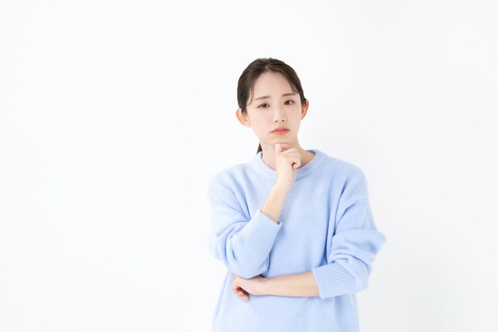 セラミックの歯が高額なのはなぜか考える女性