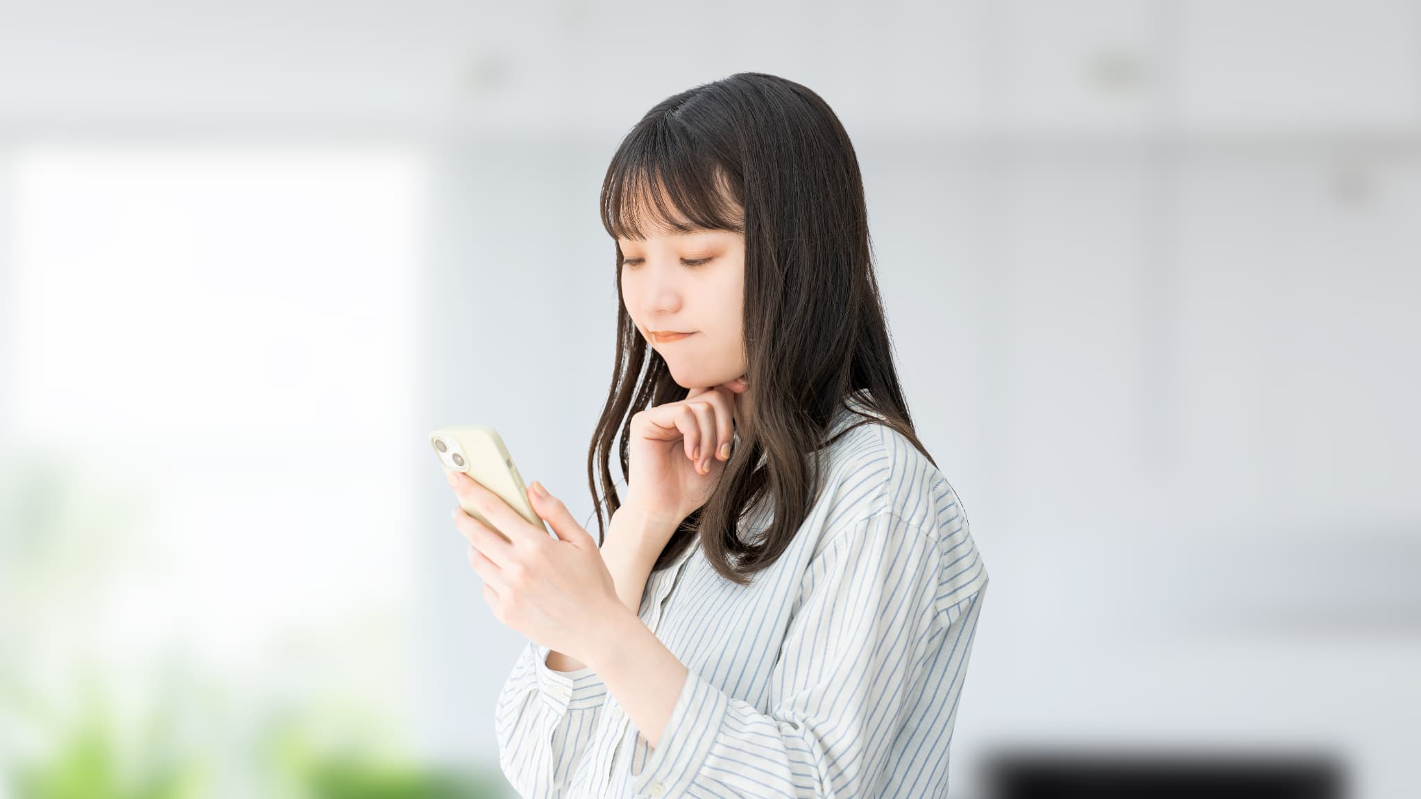ホワイトニングの効果がない歯について調べる女性