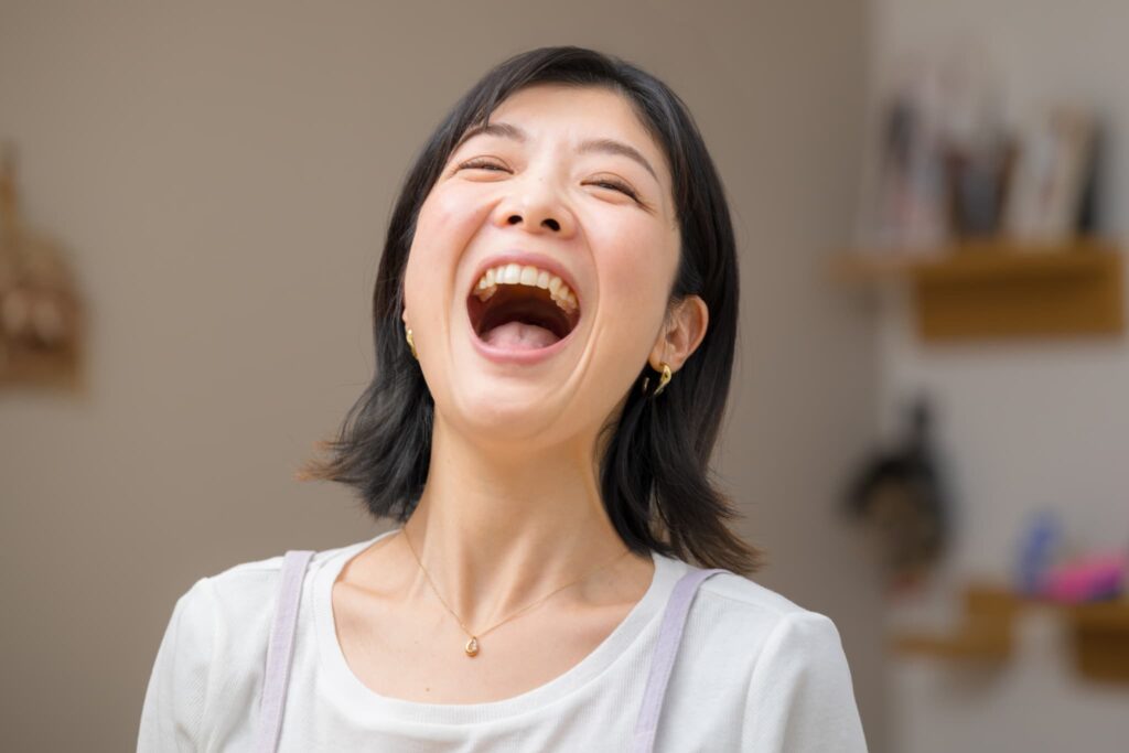 顎関節症を治療して口を開けて笑えるようになった女性
