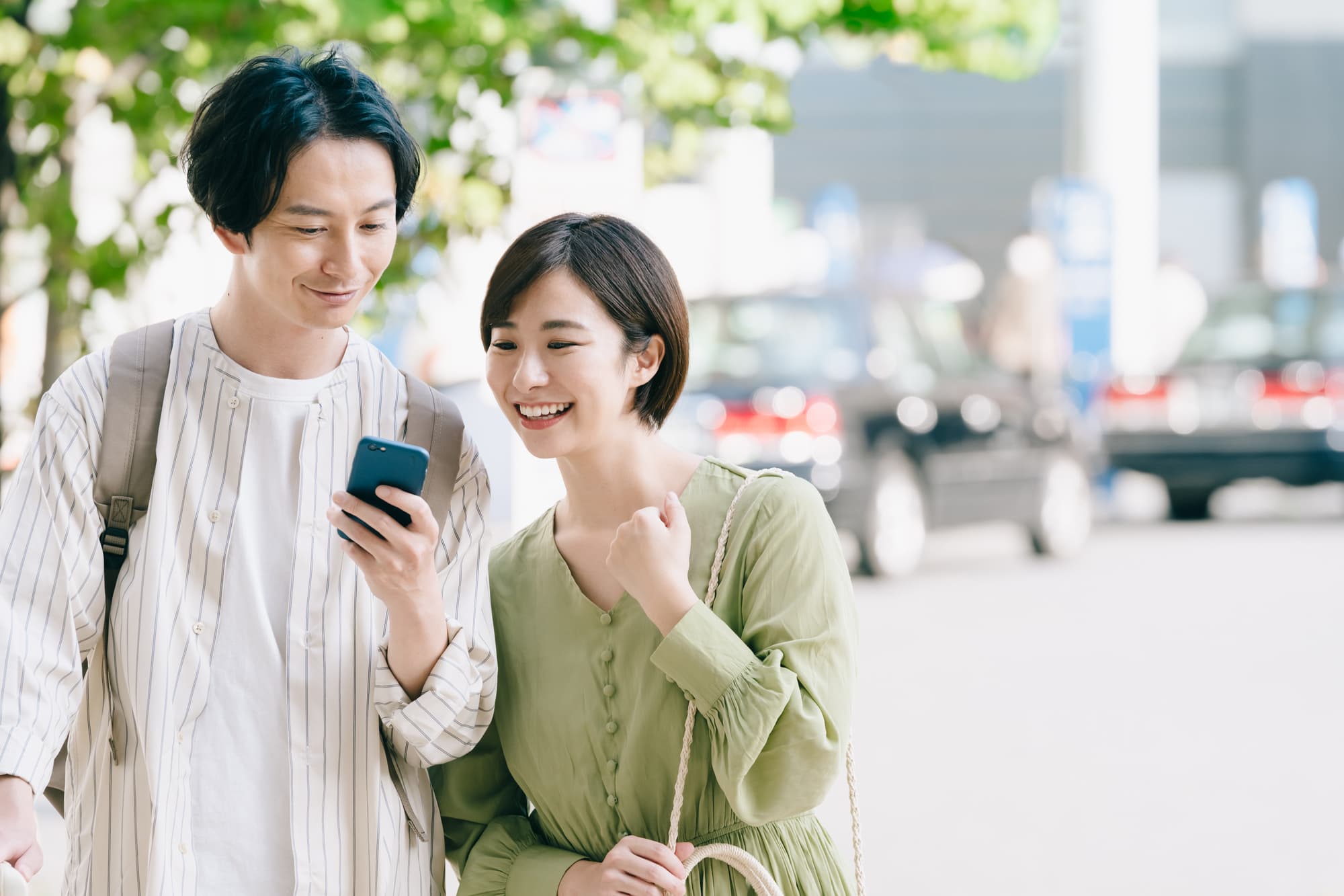 楽しそうにデートする男女