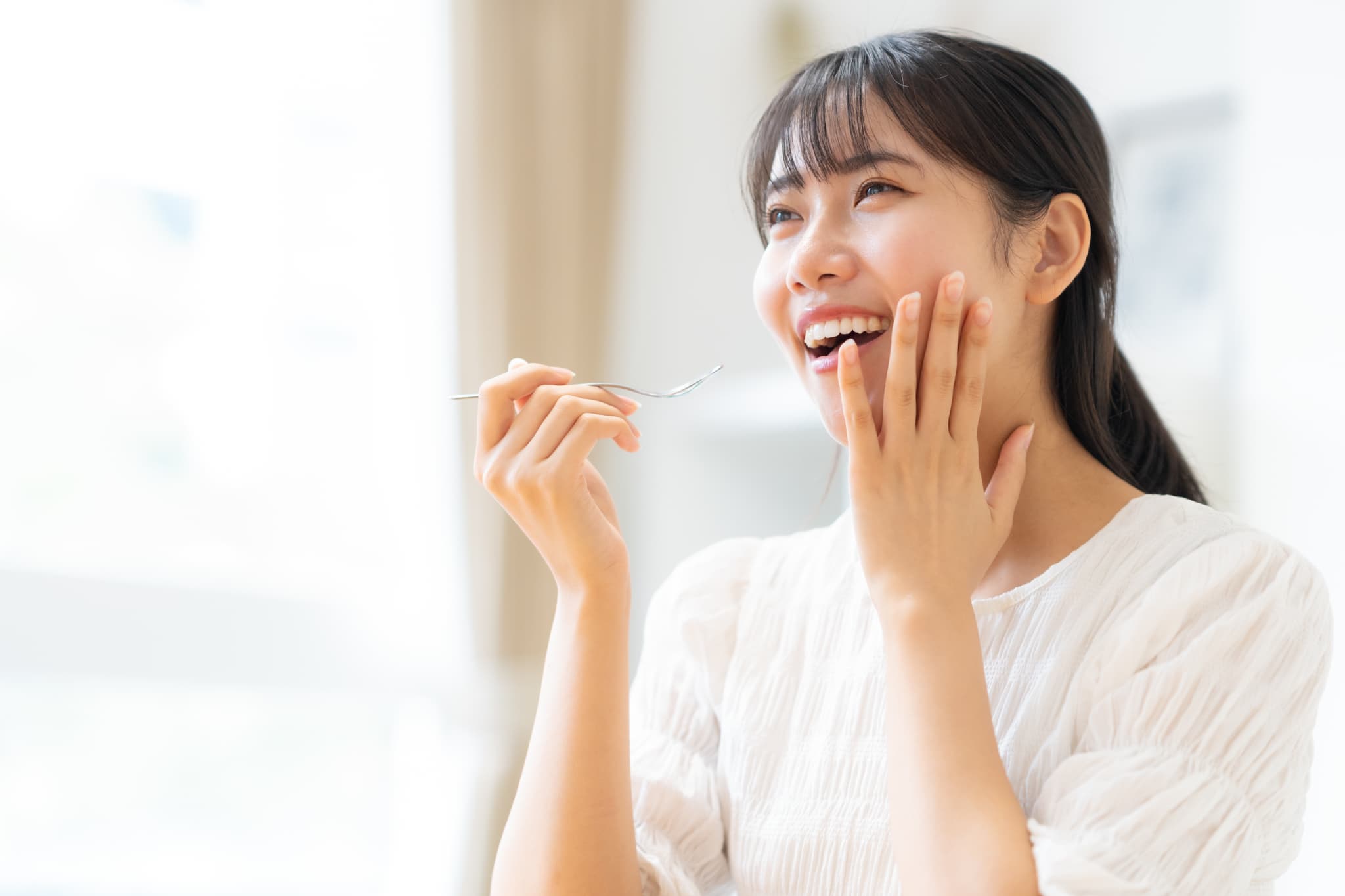 奥歯をセラミックにして快適に食事する女性