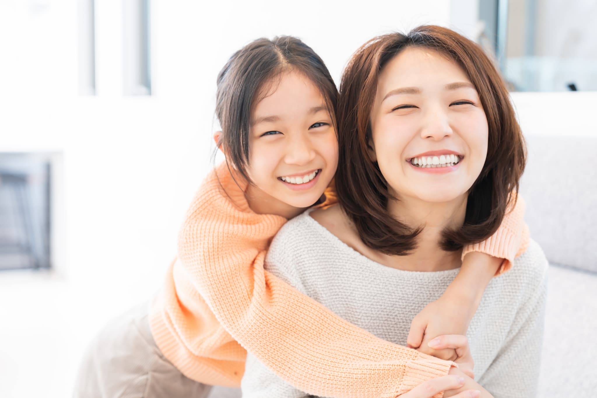 きれいな歯並びになって笑顔の子どもと母親