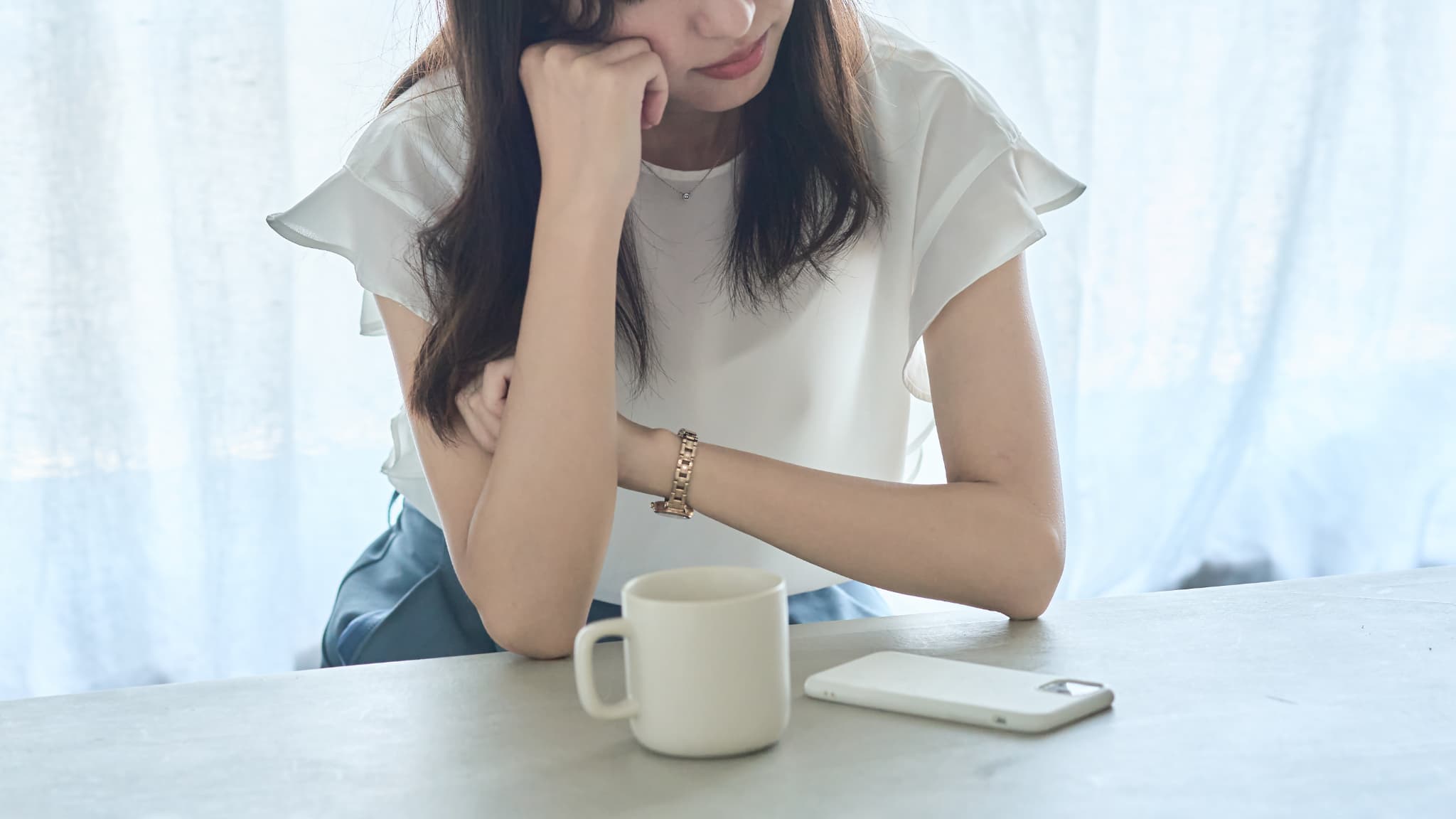 すきっ歯で悩み原因を考える女性