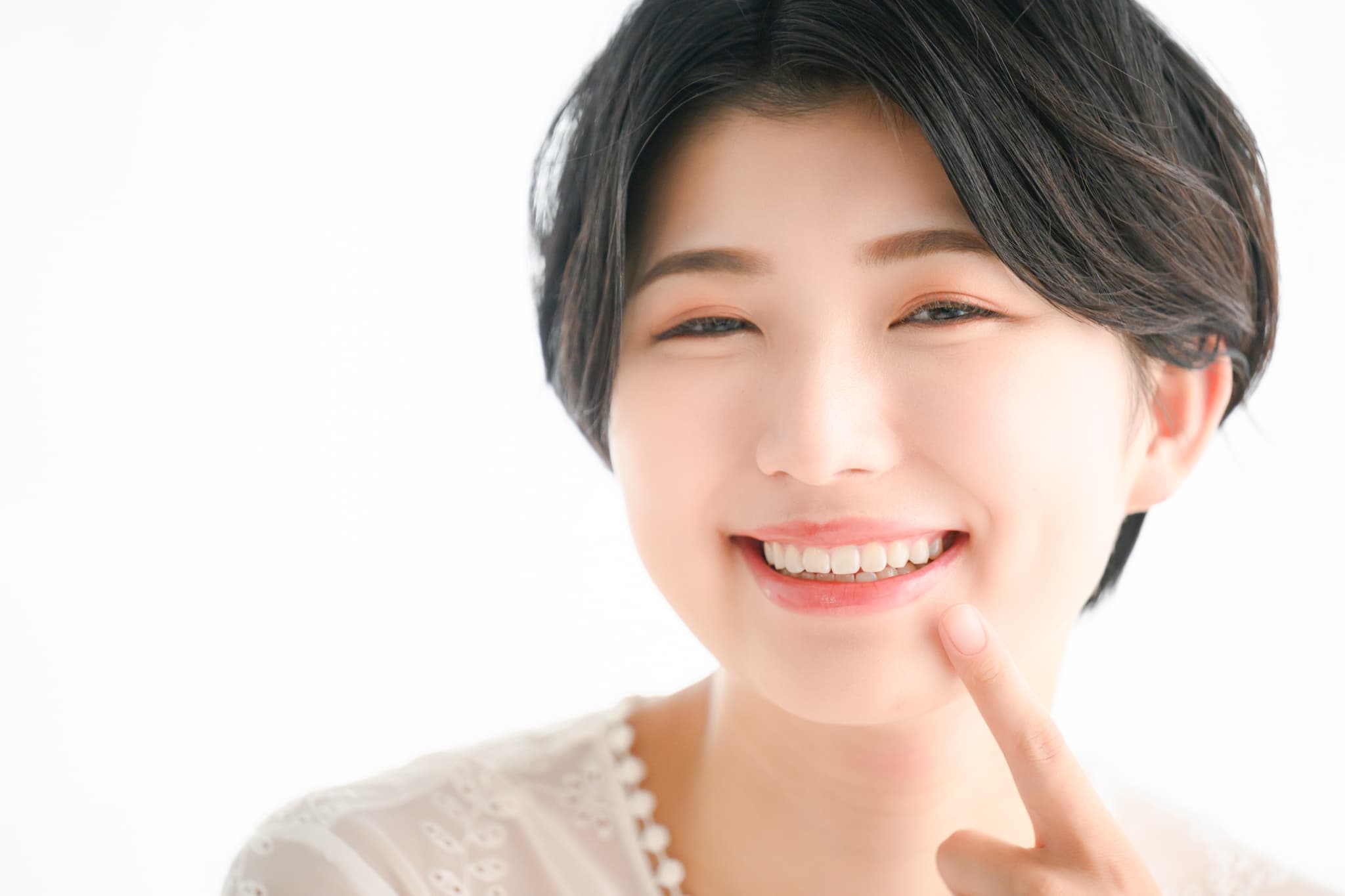 歯医者の定期検診できれいな歯を維持している笑顔の女性