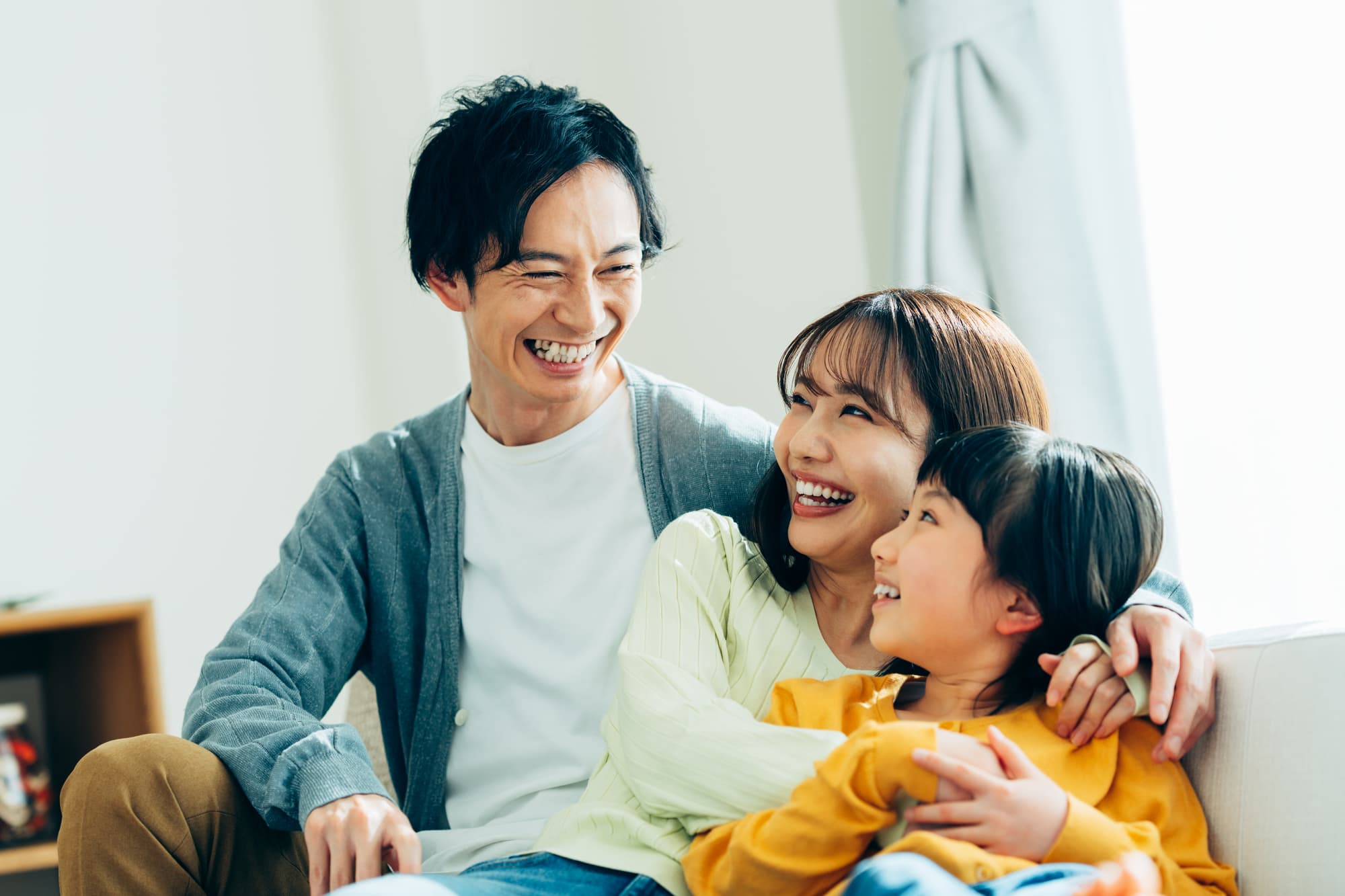 笑顔で楽しそうに寛ぐ親子