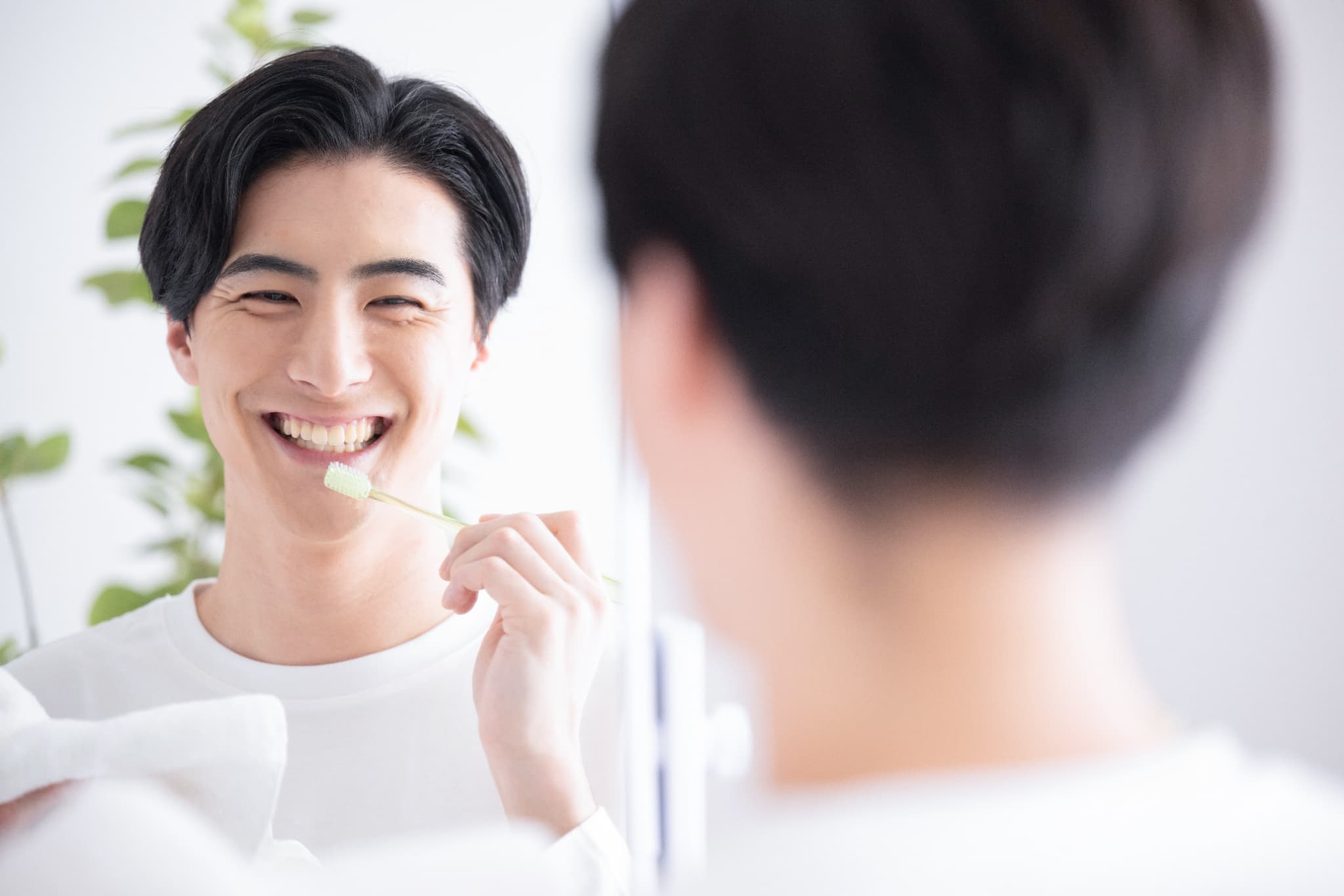 自宅でのデンタルケアを怠らない男性