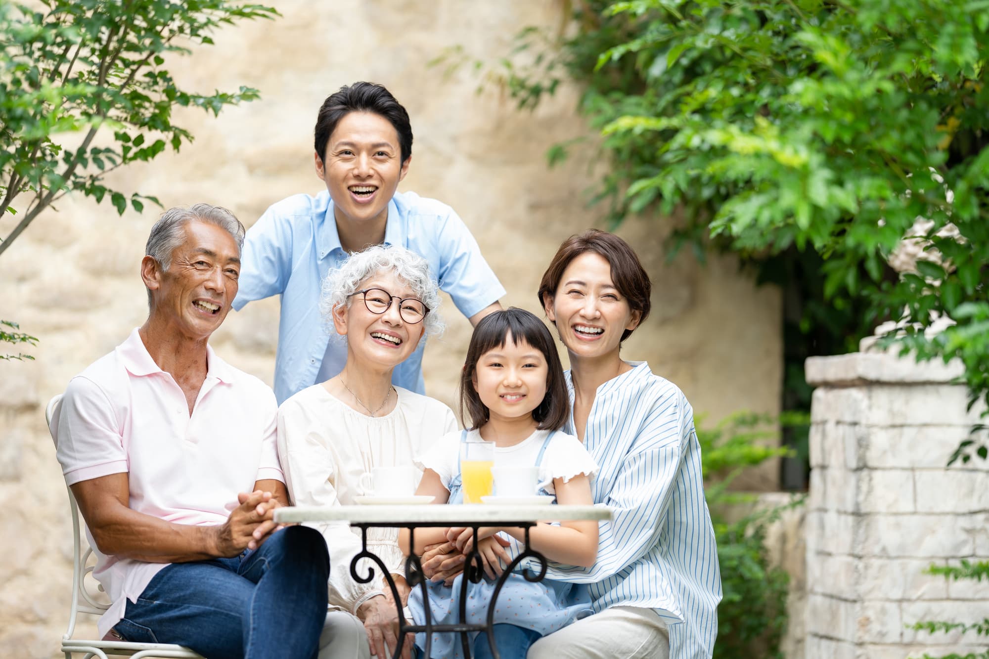 笑顔の三世代家族
