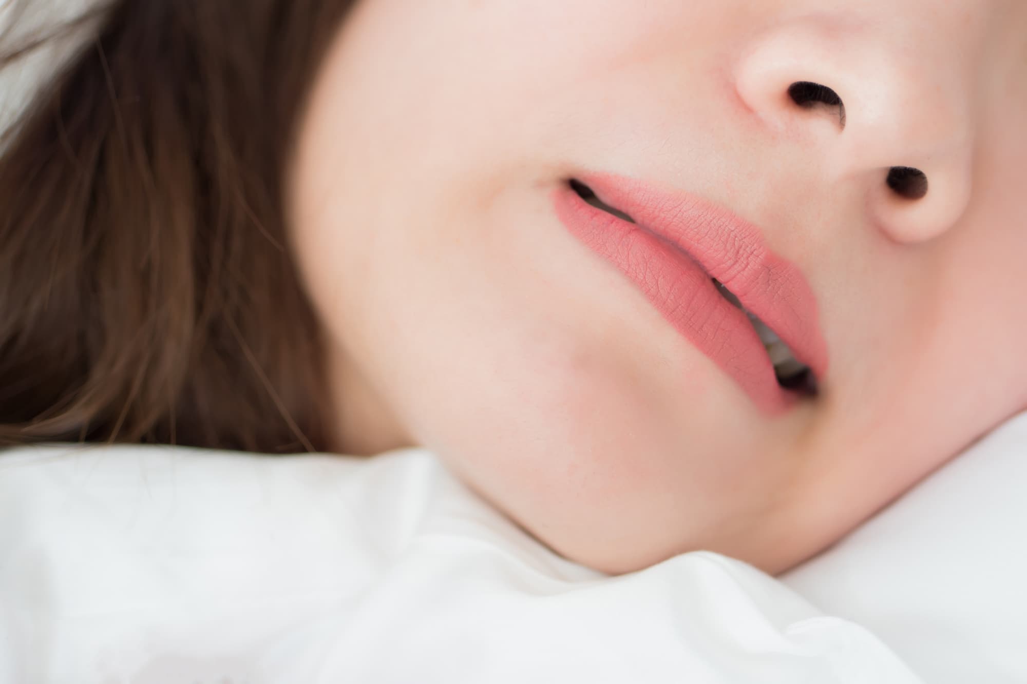 食いしばる女性の口元