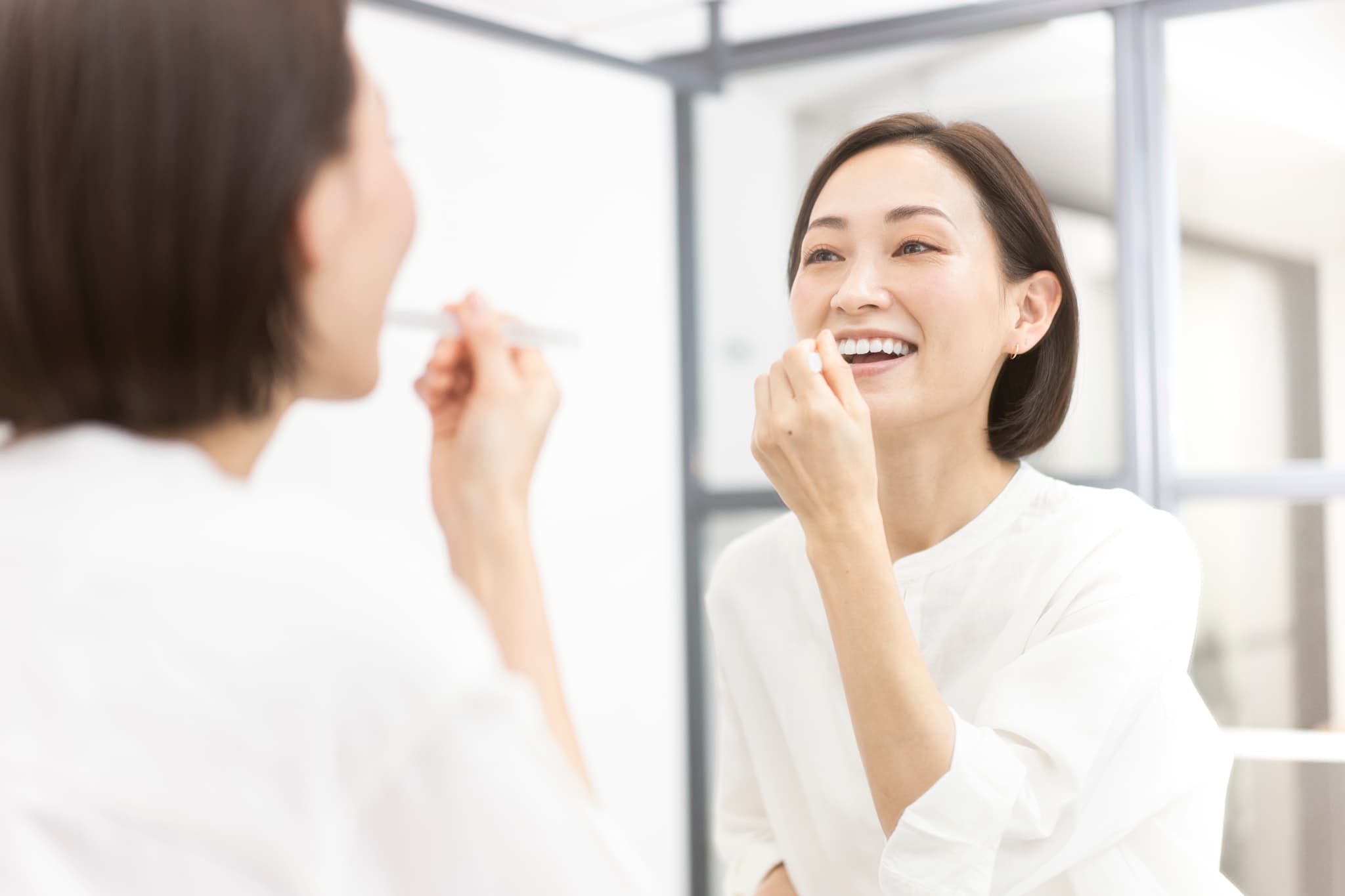 虫歯を予防するため丁寧に歯磨きをする女性