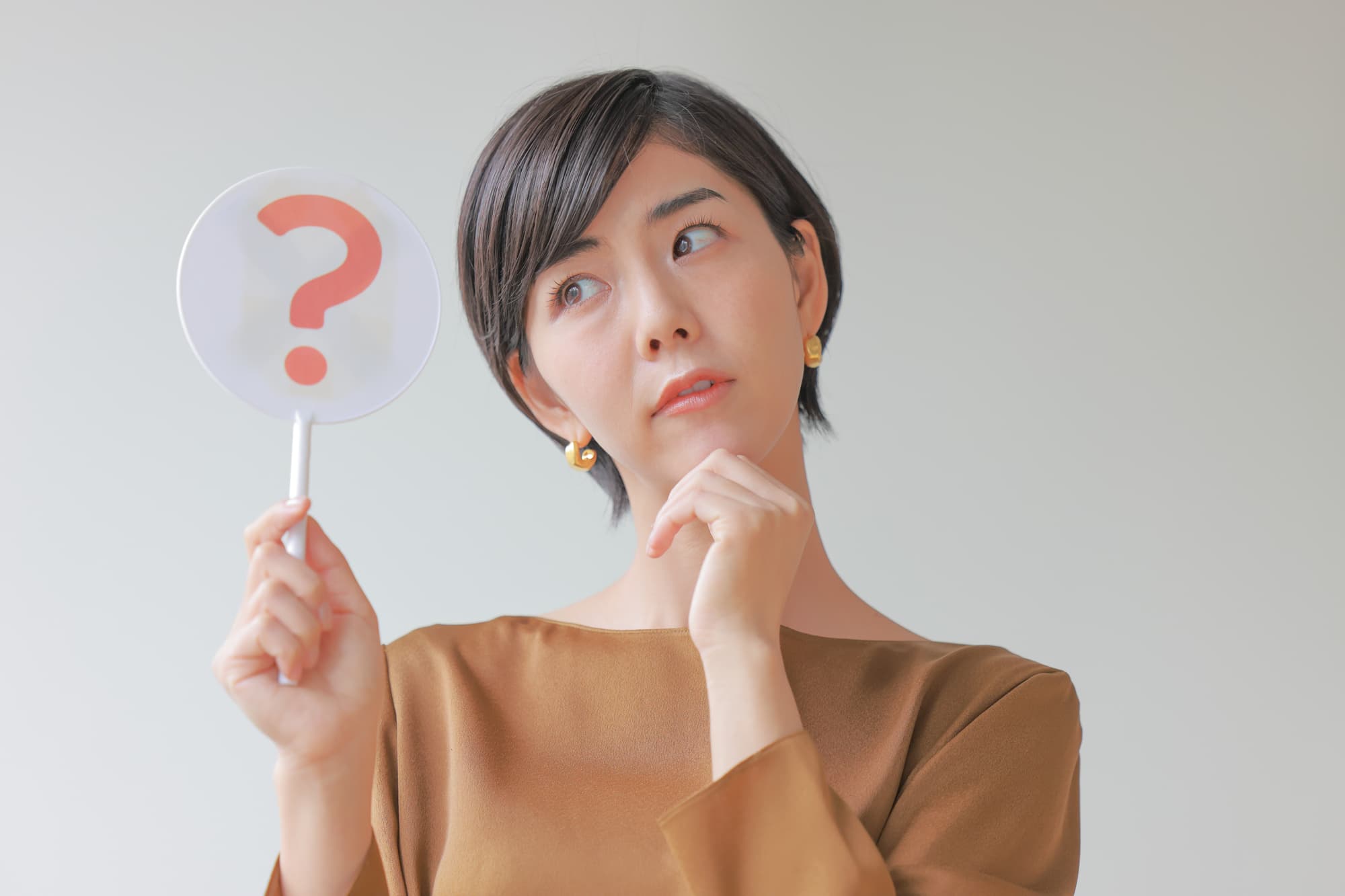 マウスピース矯正の治療期間はどれくらいか考える女性