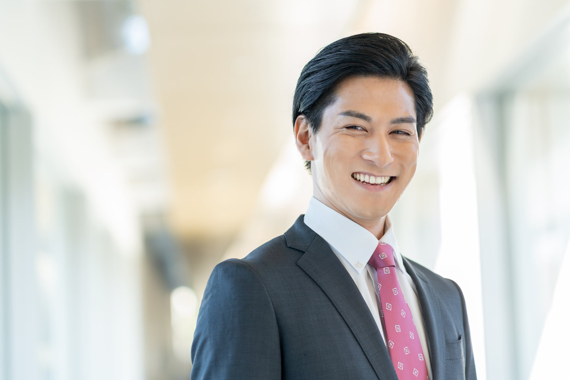 セラミックの歯の適切なメンテナンスをしている笑顔の男性