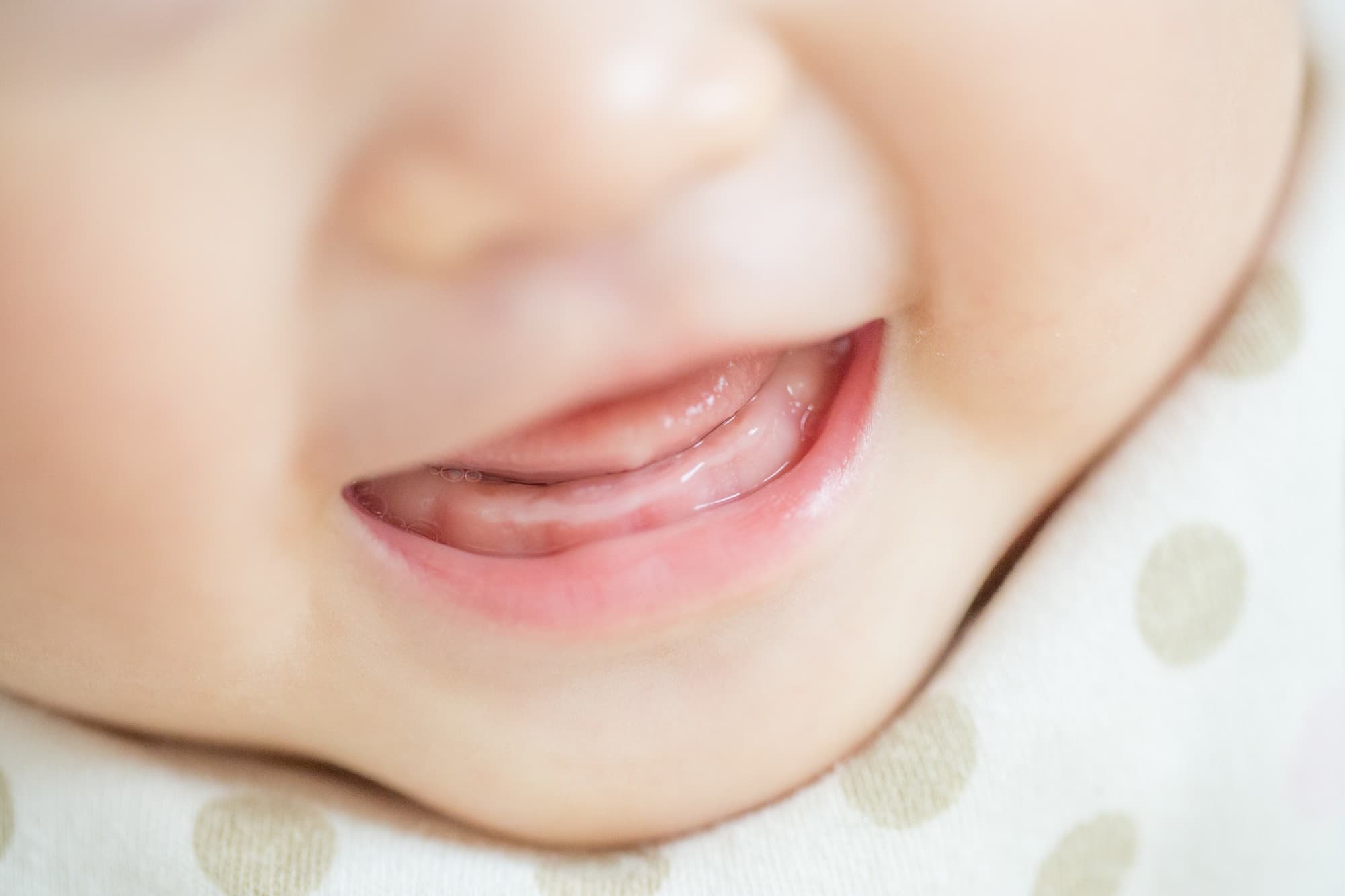 まだ歯が生えていない赤ちゃんの口元