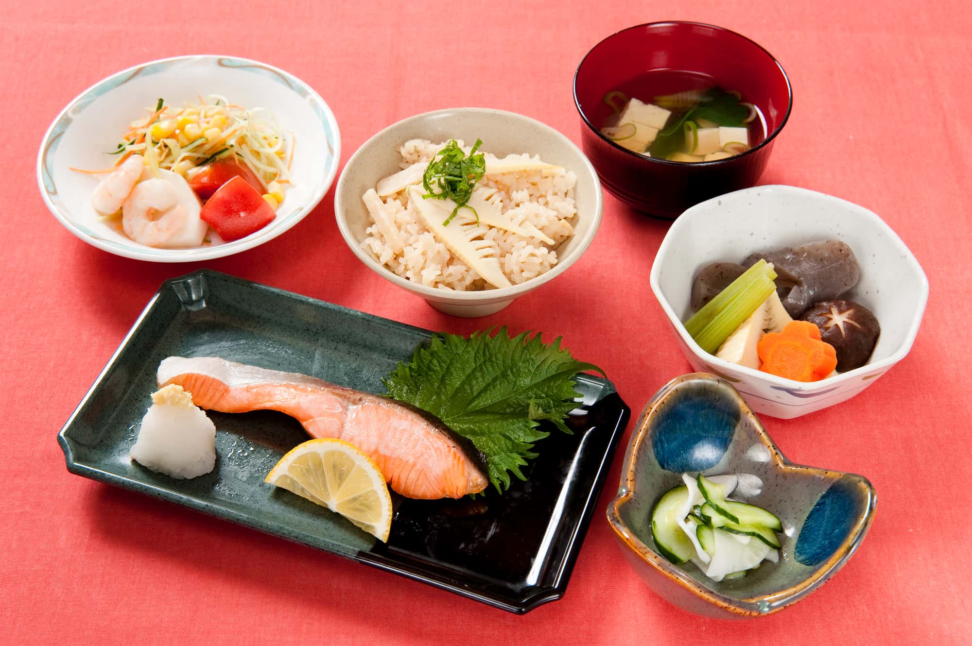 バランスの良い健康的な食事のイメージ