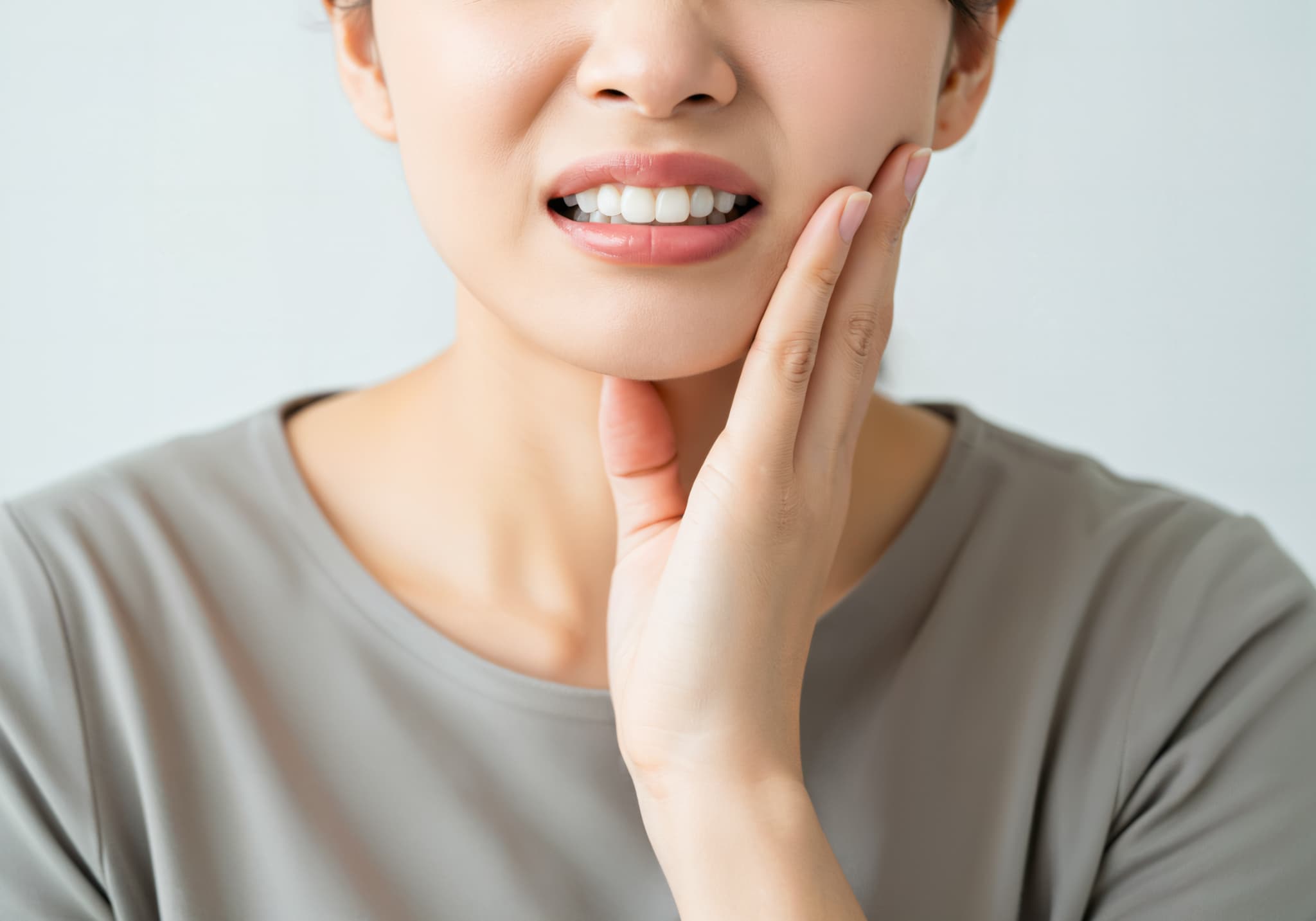 マウスピース矯正中に痛みを感じる女性