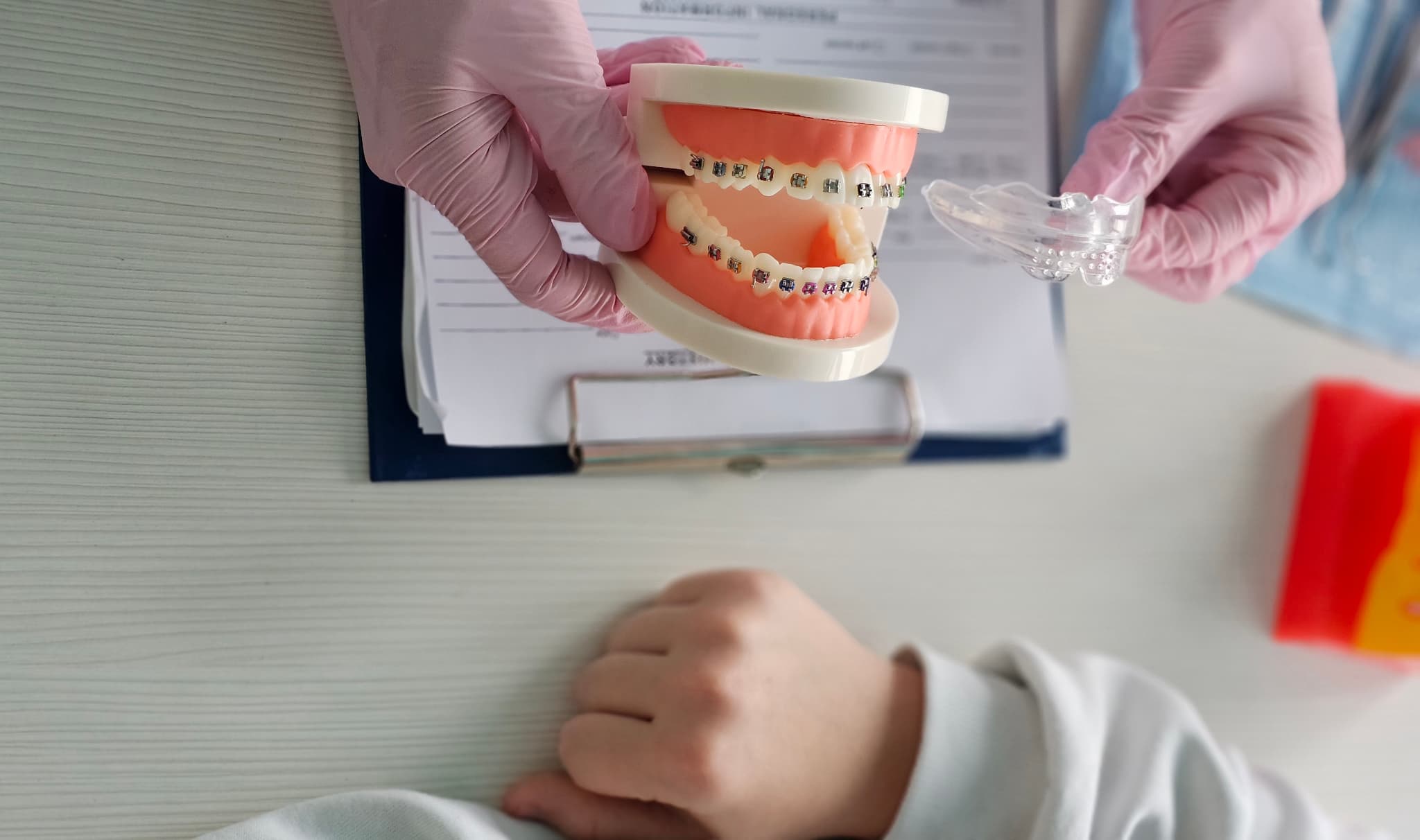 矯正の治療方法について説明を受ける様子