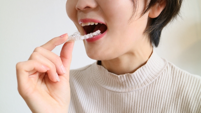 広島市の歯科医が解説｜マウスピース矯正が向いている人・向いていない人