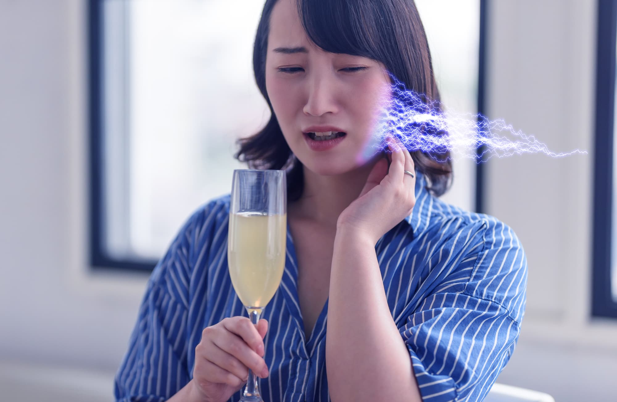 セラミック治療後に歯がしみる女性