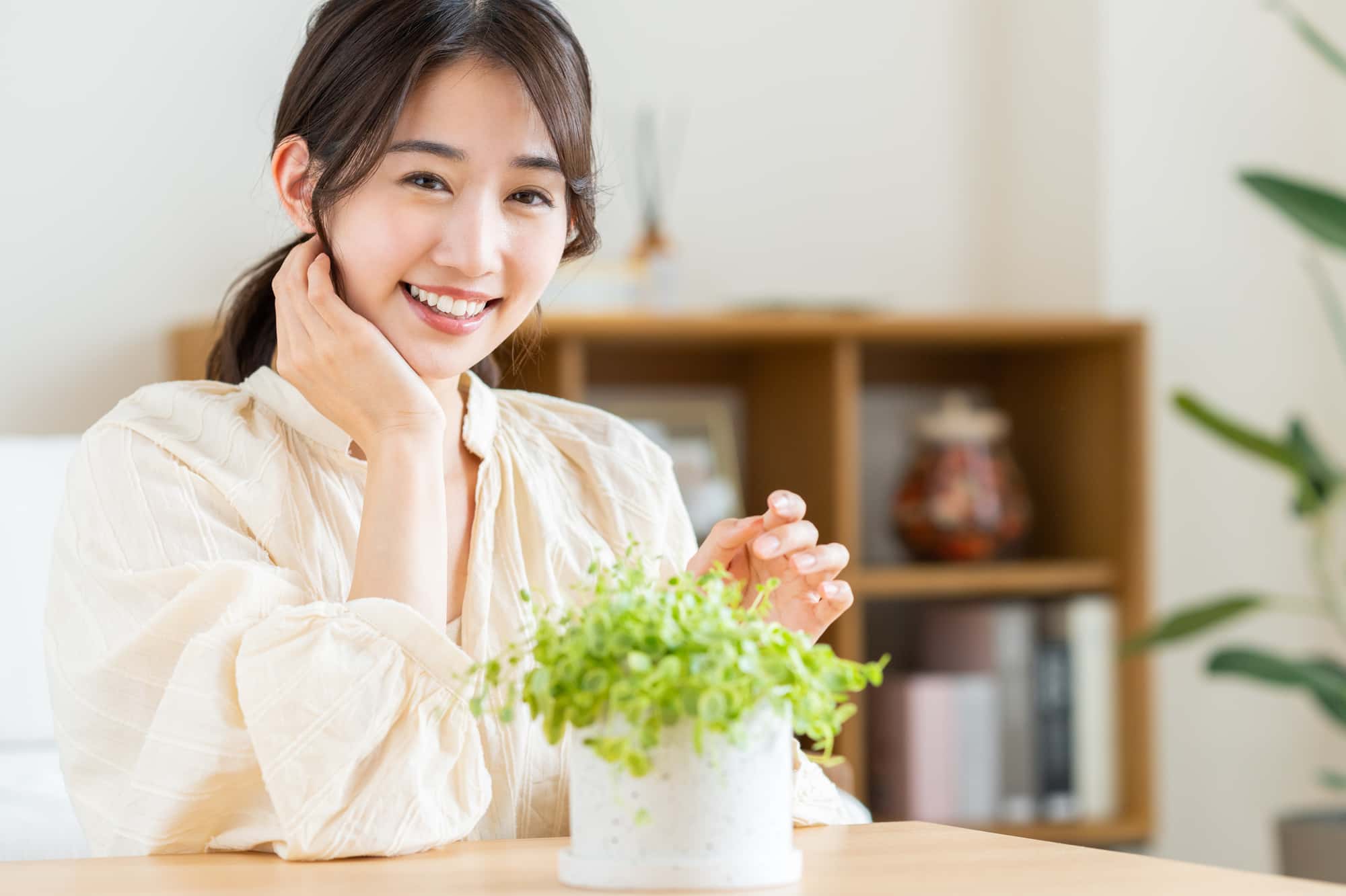 矯正した美しい歯並びの笑顔の女性