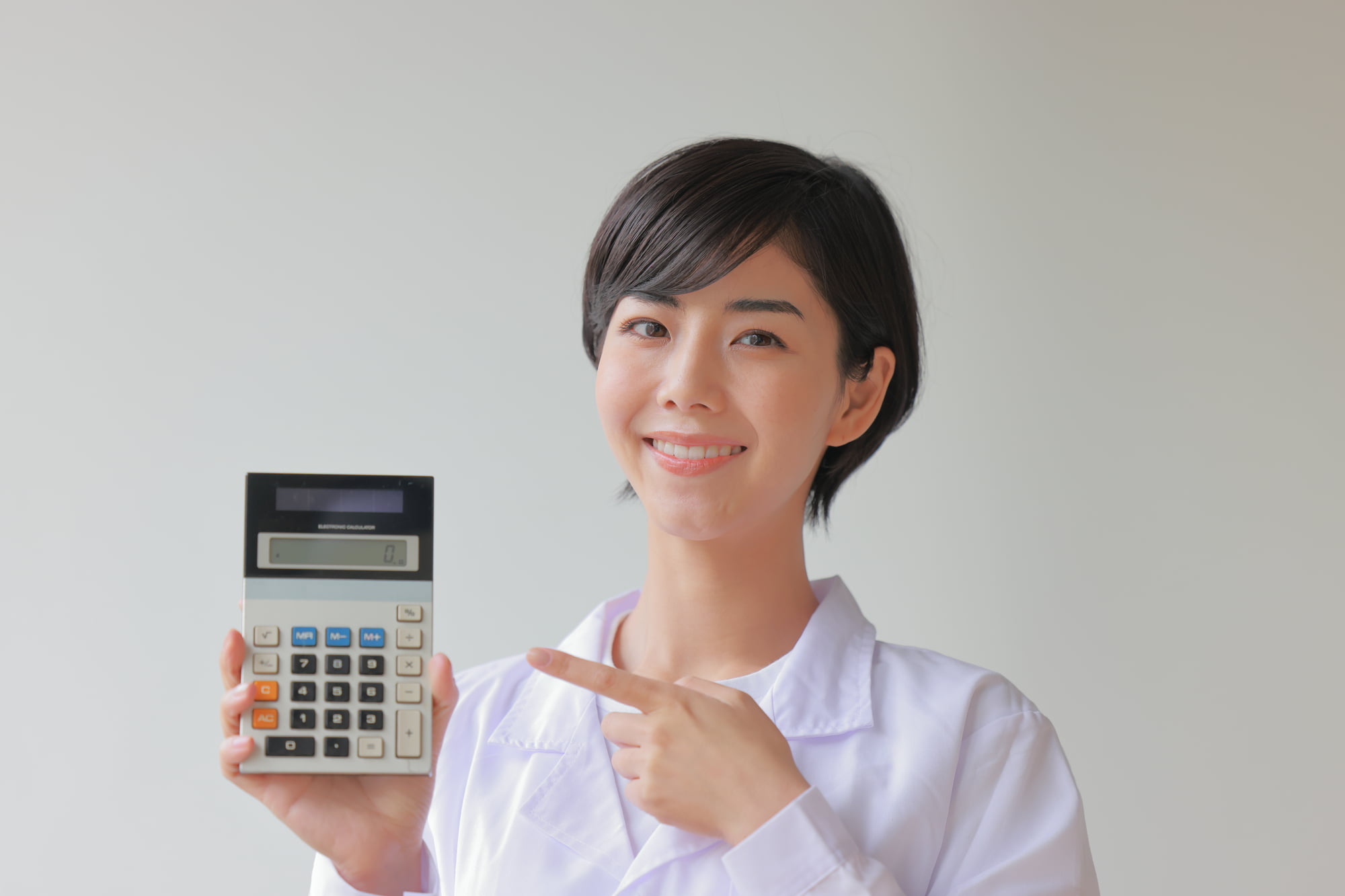 大人の歯並びの矯正にかかる費用について説明する歯科医