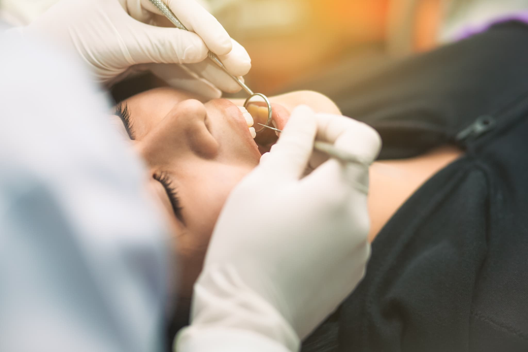 歯科医院で治療を受ける女性