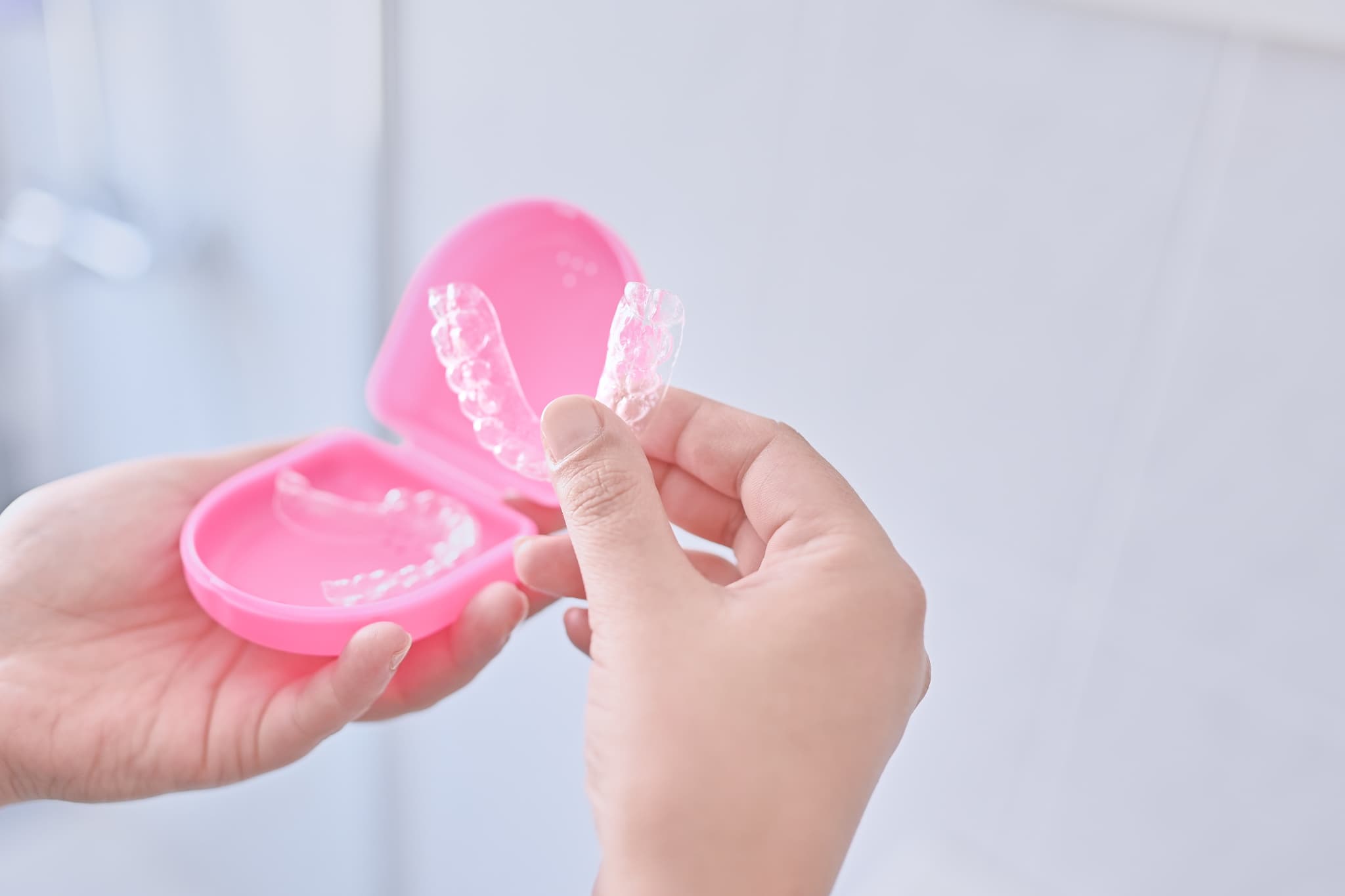 インビザラインのマウスピースをケースから取り出す手